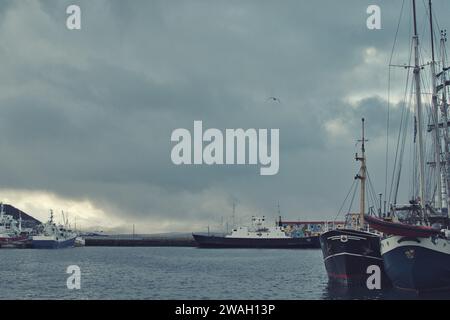 Schiffe im Hafen und am Kai von Tromso, Norwegen Stockfoto