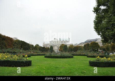 Park mit gelben Rosen und Blumeninseln im Volksgarten in Wien, Österreich Stockfoto