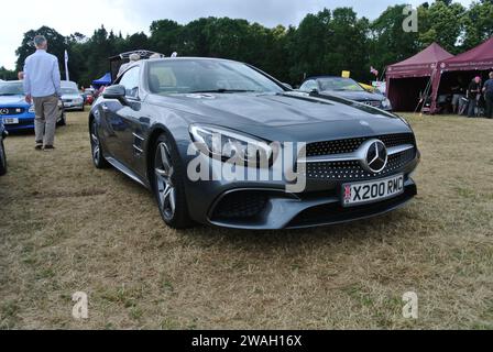 Ein Mercedes Benz SL 400 aus dem Jahr 2019 parkte auf der 48. Historic Vehicle Gathering in Powderham, Devon, England, Großbritannien. Stockfoto