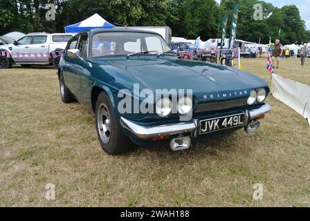 Ein Reliant Scimitar GTE aus dem Jahr 1972 parkte auf der 48th Historic Vehicle Gathering in Powderham, Devon, England, Großbritannien. Stockfoto