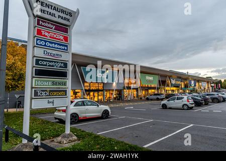 Bristol, Großbritannien - 24. Oktober 2023: Centaurus-Einzelhandelspark bei Sonnenuntergang mit einer Reihe von Geschäften wie Loaf, Homesense, Tapi Teppiche, Go Outdoors und anderen Geschäften Stockfoto