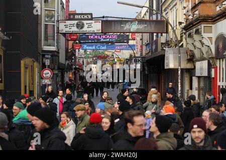 Besucher drängen sich in der Vergnügungsstraße große Freiheit auf St. Pauli. St. Pauli Hamburg *** Besucherinnen und Besucher besuchen die große Freiheit in St. Pauli St. Pauli Hamburg Stockfoto