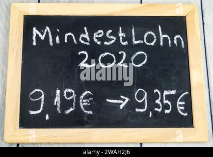 Schreibtafel mit Erhöhung des Mindestlohns von 9,19 Euro auf 9,35 Euro, 2020, symbolisches Bild Stockfoto