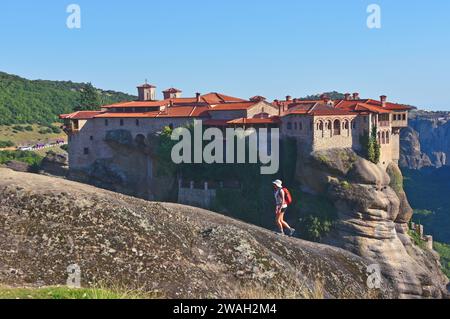 Wanderer auf dem Wanderweg vor dem Kloster Varlaam, Meteora-Klöster, Griechenland, Thessalien Stockfoto