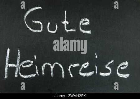 Schwarze Tafel mit der Aufschrift „Gute Heimreise“ am Ende einer Präsentation Stockfoto