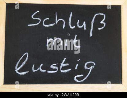 Schwarze Tafel mit der Aufschrift „Schluss mit lustig“ am Ende einer Präsentation Stockfoto