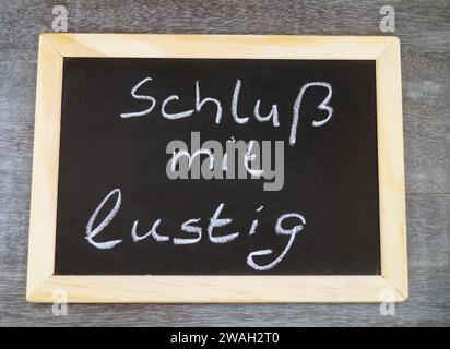 Schwarze Tafel mit der Aufschrift „Schluss mit lustig“ am Ende einer Präsentation Stockfoto