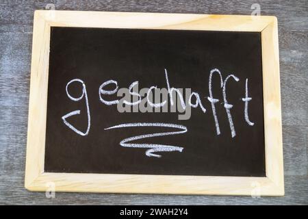 Schwarze Tafel mit der Aufschrift „Done“ am Ende einer Präsentation Stockfoto