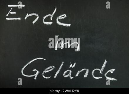 Schwarztafel mit der Aufschrift „Ende im Gelaende“ am Ende einer Präsentation Stockfoto