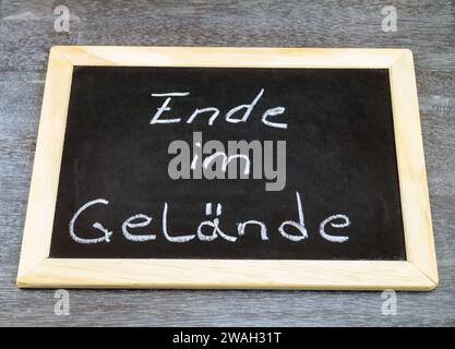 Schwarztafel mit der Aufschrift „Ende im Gelaende“ am Ende einer Präsentation Stockfoto