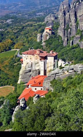 Kloster von Roussanou, im Hintergrund das Kloster von St. Nikolaos, Meteora Kloster, Griechenland, Thessalien Stockfoto