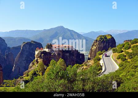 Die Panoramastraße in der Nähe des Klosters Varlaam, Meteora-Klöster, Griechenland, Thessalien Stockfoto
