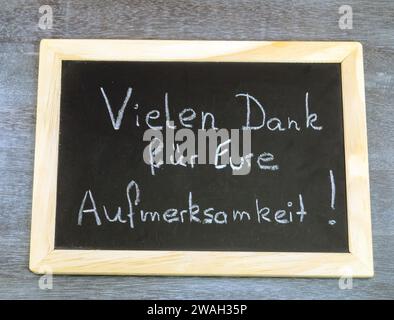 Schwarze Tafel mit der Aufschrift Vielen Dank für Ihre Aufmerksamkeit! Am Ende einer Präsentation Stockfoto