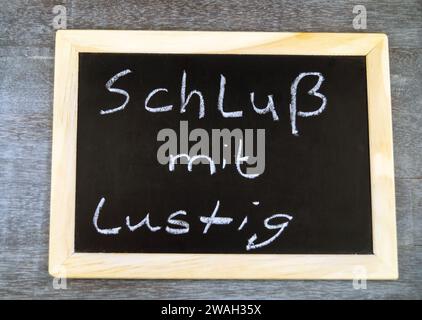 Schwarze Tafel mit der Aufschrift „Schluss mit lustig“ am Ende einer Präsentation Stockfoto