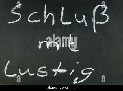 Schwarze Tafel mit der Aufschrift „Schluss mit lustig“ am Ende einer Präsentation Stockfoto