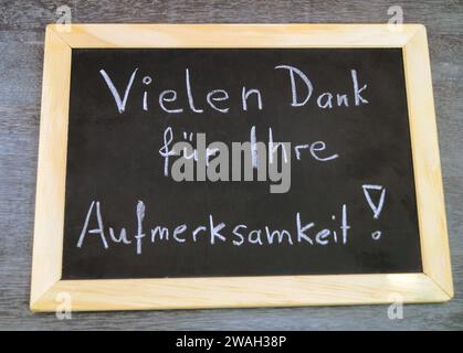 Schwarze Tafel mit der Aufschrift Vielen Dank für Ihre Aufmerksamkeit! Am Ende einer Präsentation Stockfoto