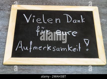 Schwarze Tafel mit der Aufschrift Vielen Dank für Ihre Aufmerksamkeit! Am Ende einer Präsentation Stockfoto