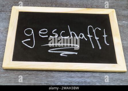 Schwarze Tafel mit der Aufschrift „Done“ am Ende einer Präsentation Stockfoto