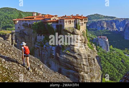Wanderer auf dem Wanderweg vor dem Kloster Varlaam, im Hintergrund das Kloster Roussanou, Meteora-Klöster, Griechenland, Thessalien Stockfoto