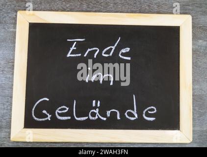 Schwarztafel mit der Aufschrift „Ende im Gelaende“ am Ende einer Präsentation Stockfoto