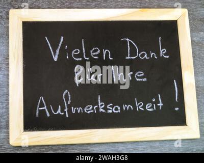 Schwarze Tafel mit der Aufschrift Vielen Dank für Ihre Aufmerksamkeit! Am Ende einer Präsentation Stockfoto