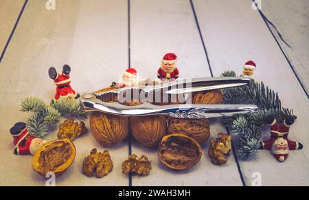 Walnüsse und Nussknacker zu Weihnachten; symbolisches Bild Stockfoto