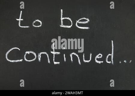 Schwarze Tafel mit der Aufschrift „To be continue“ am Ende einer Präsentation Stockfoto