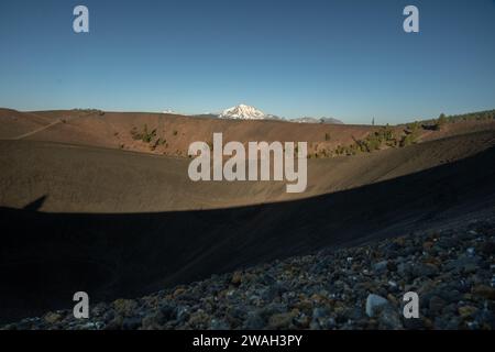 Der Mount Lassen ist nur sichtbar über dem Rand des Cinder Cone im Lassen Volcanic National Park Stockfoto