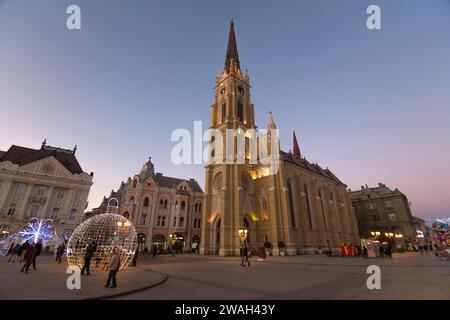 Novi Sad (Serbien): Name der Marienkirche auf dem Freiheitsplatz, dekoriert mit Lichtern während der Weihnachtszeit Stockfoto