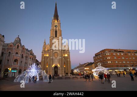 Novi Sad (Serbien): Name der Marienkirche auf dem Freiheitsplatz, dekoriert mit Lichtern während der Weihnachtszeit Stockfoto