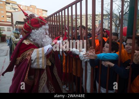 Malaga, Spanien. Januar 2024. Ein als Melchior gekleideter Mann, der einen der drei Weisen darstellt, wird während der traditionellen Epiphanienparade im Bezirk Cruz de Humilladero gesehen, wie er Kinder begrüßt. Die Viertel von Malaga feiern die traditionellen Epiphany-Paraden in der Stadt, indem sie Süßigkeiten werfen oder Kindern Geschenke schenken, in Anwesenheit von Tausenden von Menschen. Quelle: SOPA Images Limited/Alamy Live News Stockfoto