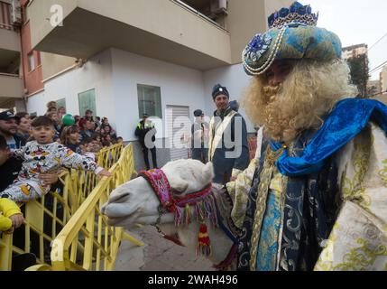 Malaga, Spanien. Januar 2024. Ein als Melchior gekleideter Mann, der einen der drei Weisen darstellt, wird lächelnd gesehen, während er an der traditionellen Epiphanienparade im Bezirk Cruz de Humilladero teilnimmt. Die Viertel von Malaga feiern die traditionellen Epiphany-Paraden in der Stadt, indem sie Süßigkeiten werfen oder Kindern Geschenke schenken, in Anwesenheit von Tausenden von Menschen. Quelle: SOPA Images Limited/Alamy Live News Stockfoto