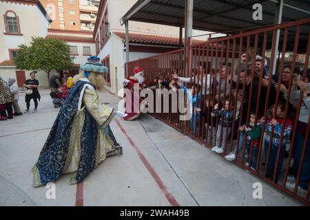 Malaga, Spanien. Januar 2024. Männer, die als Melchior und Gaspar gekleidet sind und die drei Weisen darstellen, werden bei der Teilnahme an der traditionellen Epiphanienparade im Bezirk Cruz de Humilladero gesehen. Die Viertel von Malaga feiern die traditionellen Epiphany-Paraden in der Stadt, indem sie Süßigkeiten werfen oder Kindern Geschenke schenken, in Anwesenheit von Tausenden von Menschen. Quelle: SOPA Images Limited/Alamy Live News Stockfoto