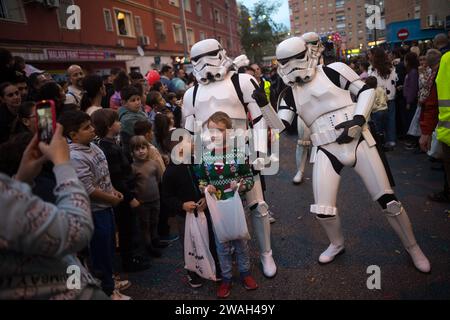 Malaga, Spanien. Januar 2024. Menschen, die als Sturmtruppen aus der Star Wars-Saga gekleidet sind, werden beobachtet, wie sie ein Foto mit Kindern machen, während sie an der traditionellen Epiphany-Parade im Bezirk Cruz de Humilladero teilnehmen. Die Viertel von Malaga feiern die traditionellen Epiphany-Paraden in der Stadt, indem sie Süßigkeiten werfen oder Kindern Geschenke schenken, in Anwesenheit von Tausenden von Menschen. Quelle: SOPA Images Limited/Alamy Live News Stockfoto