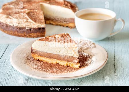 Bittersüße Schokoladentorte mit Kaffee-Mascarpone-Creme Stockfoto