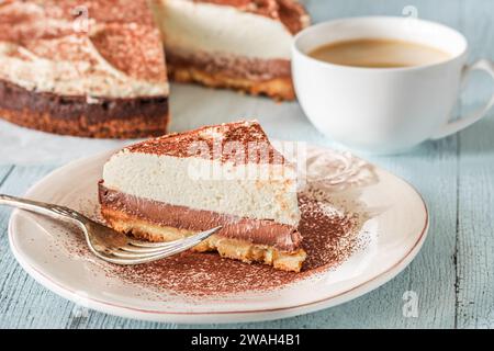 Bittersüße Schokoladentorte mit Kaffee-Mascarpone-Creme Stockfoto