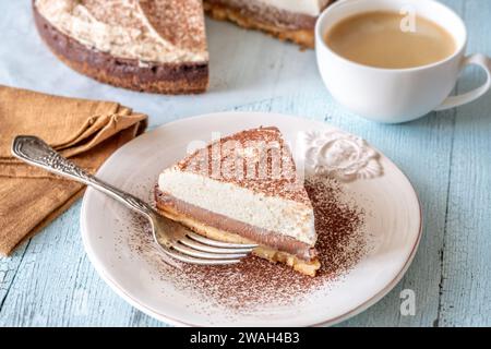 Bittersüße Schokoladentorte mit Kaffee-Mascarpone-Creme Stockfoto