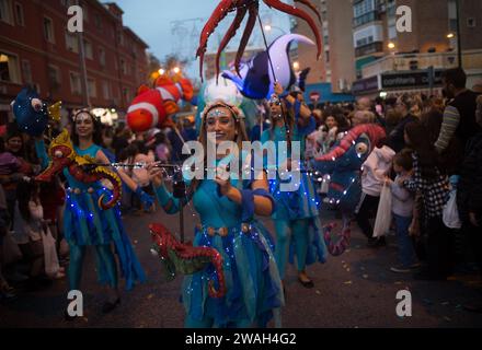 Malaga, Spanien. Januar 2024. Eine Frau in einem Fantasy-Kostüm tritt auf der Straße auf, während sie an der traditionellen Epiphany-Parade im Viertel Cruz de Humilladero teilnimmt. Die Viertel von Malaga feiern die traditionellen Epiphany-Paraden in der Stadt, indem sie Süßigkeiten werfen oder Kindern Geschenke schenken, in Anwesenheit von Tausenden von Menschen. (Foto von Jesus Merida/SOPA Images/SIPA USA) Credit: SIPA USA/Alamy Live News Stockfoto