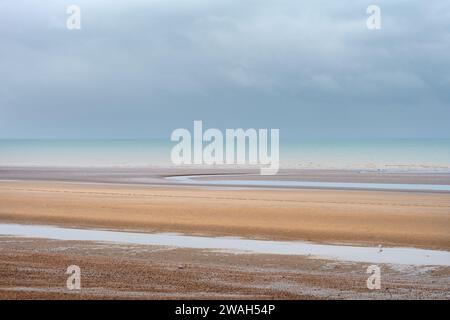 Cumber Sands an einem Herbsttag, Blick auf den Strand und den Ärmelkanal, East Sussex, England Stockfoto