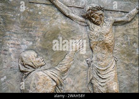 Die Kreuzigung Jesu – das fünfte schmerzhafte Geheimnis des Rosenkranzes. Eine Reliefskulptur auf dem Berg Podbrdo (der Hügel der Erscheinungen) in Medjugorje. Stockfoto