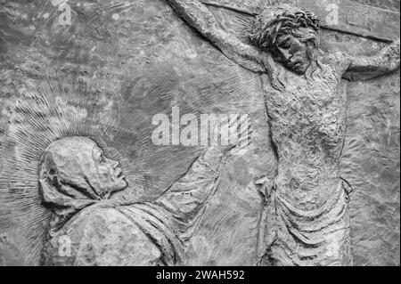 Die Kreuzigung Jesu – das fünfte schmerzhafte Geheimnis des Rosenkranzes. Eine Reliefskulptur auf dem Berg Podbrdo (der Hügel der Erscheinungen) in Medjugorje. Stockfoto