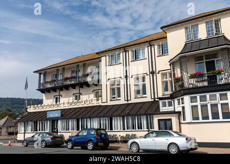 Sidmouth Devon England und das Bedford Hotel an der Promenade, geparkte Autos davor, rote hängende Körbe, England, Großbritannien, 2023 Stockfoto