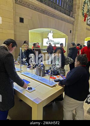 Leute, die sich die neuesten Apple Uhren im Gerand Central Station Apple Store in Manhattan, New York City, ansehen. Stockfoto