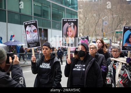 Stumme Mahnwache mit Menschen, die Babys in den Armen halten, während sie in Manhattan marschieren, und uns daran erinnern, die Spaltungen zu überwinden und wieder menschlich zu werden und beide Seiten der israelischen Hamas den Wahnsinn zu stoppen. Initiiert von jüdischen Ältesten und Alliierten für die Waffenruhe. Stockfoto