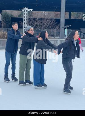 Gruppe von Freunden, die Spaß auf der Eislaufbahn in Prospect Park, Brooklyn und New York haben. Stockfoto