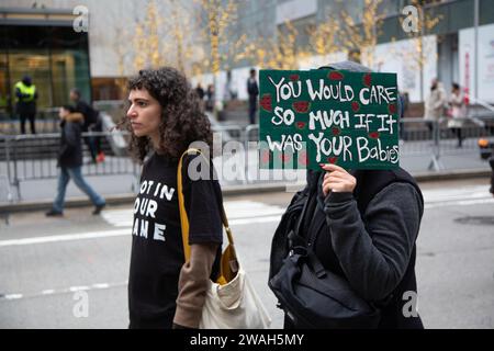 Stumme Mahnwache mit Menschen, die Babys in den Armen halten, während sie in Manhattan marschieren, und uns daran erinnern, die Spaltungen zu überwinden und wieder menschlich zu werden und beide Seiten der israelischen Hamas den Wahnsinn zu stoppen. Initiiert von jüdischen Ältesten und Alliierten für die Waffenruhe. Stockfoto