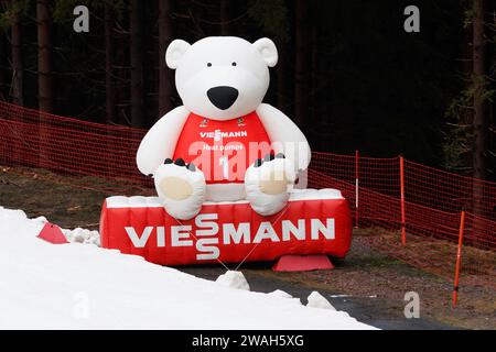 Oberhof, Deutschland. Januar 2024. Maskottchen, Maskottchen „Finn“, Viessmann, 04.01.2024, Oberhof (Deutschland), IBU World Cup Biathlon Oberhof 2024 Credit: dpa/Alamy Live News Stockfoto