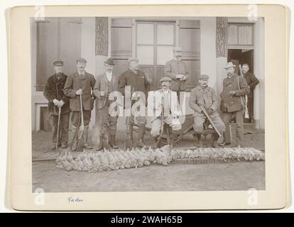 Gruppenporträt von Jägern und Helfern, darunter Henry Pauw van Wieldrecht und Maarten Pauw van Wieldrecht, mit dem Shot-Spiel zu ihren Füßen, 1896 Foto Niederlande fotografische Unterstützung. Pappe Stockfoto