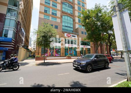 HO-CHI-MINH-STADT, VIETNAM - 26. MÄRZ 2023: Blick auf die HSBC-Bank auf Straßenebene in Ho-Chi-Minh-STADT. Stockfoto