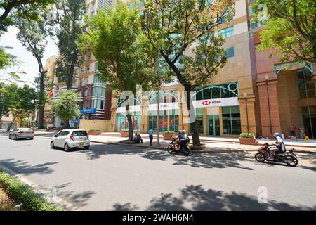 HO-CHI-MINH-STADT, VIETNAM - 26. MÄRZ 2023: Blick auf die HSBC-Bank auf Straßenebene in Ho-Chi-Minh-STADT. Stockfoto